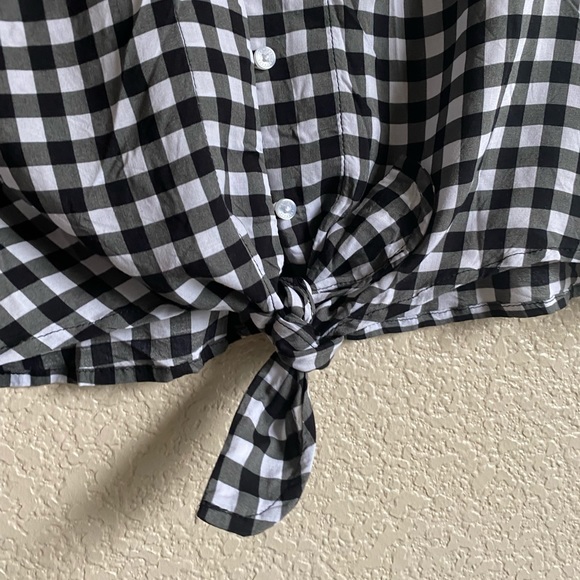 Adorable tie front top by Express sz Med - Picture 4 of 5